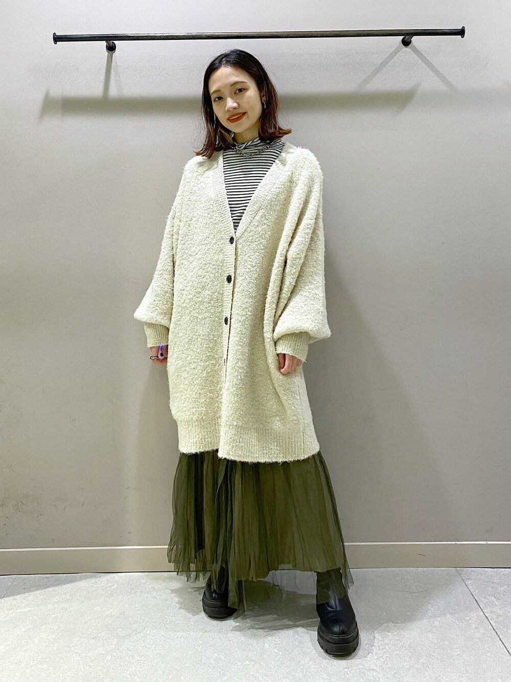 「カーディガン、ワンピース、スカート、低身長、着痩せ・細見え、カジュアル、休日コーデ、秋コーデ、女子会、ローリーズスタイル_LOWRYS FARM、大人女子カジュアル_LOWRYS FARM、女子ウケ、LOWRYS FARM、ブーツ」｜「LOWRYS FARMのボーダータートル　167936（Tシャツ/カットソー、ホワイト系）」を使った、naaasuさん（レディース・149cm）の冬コーディネートの1枚目の写真