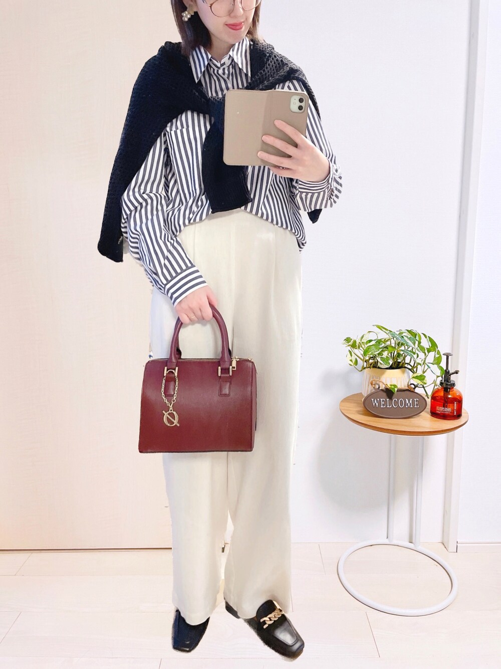 ブルー系のシャツ/ブラウス、ブラック系のカーディガン/ボレロ、ベージュ系のその他パンツを着用したレディースの冬コーディネートの1枚目の写真