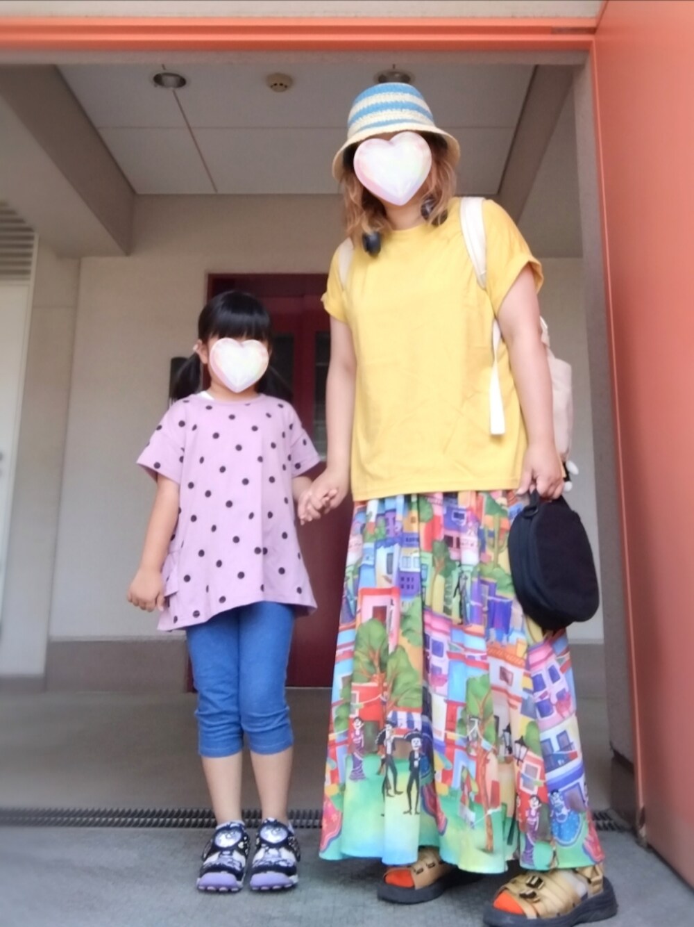 イエロー系のTシャツ/カットソー、ホワイト系のバックパック/リュック、ブルー系のスカートを着用したレディースの夏コーディネートの1枚目の写真