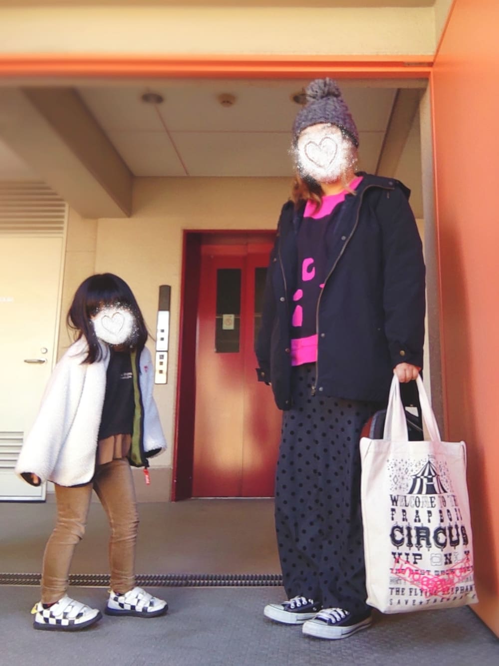 ブラック系のブルゾン、ピンク系のスウェット、グレー系のその他パンツを着用したレディースの冬コーディネートの1枚目の写真