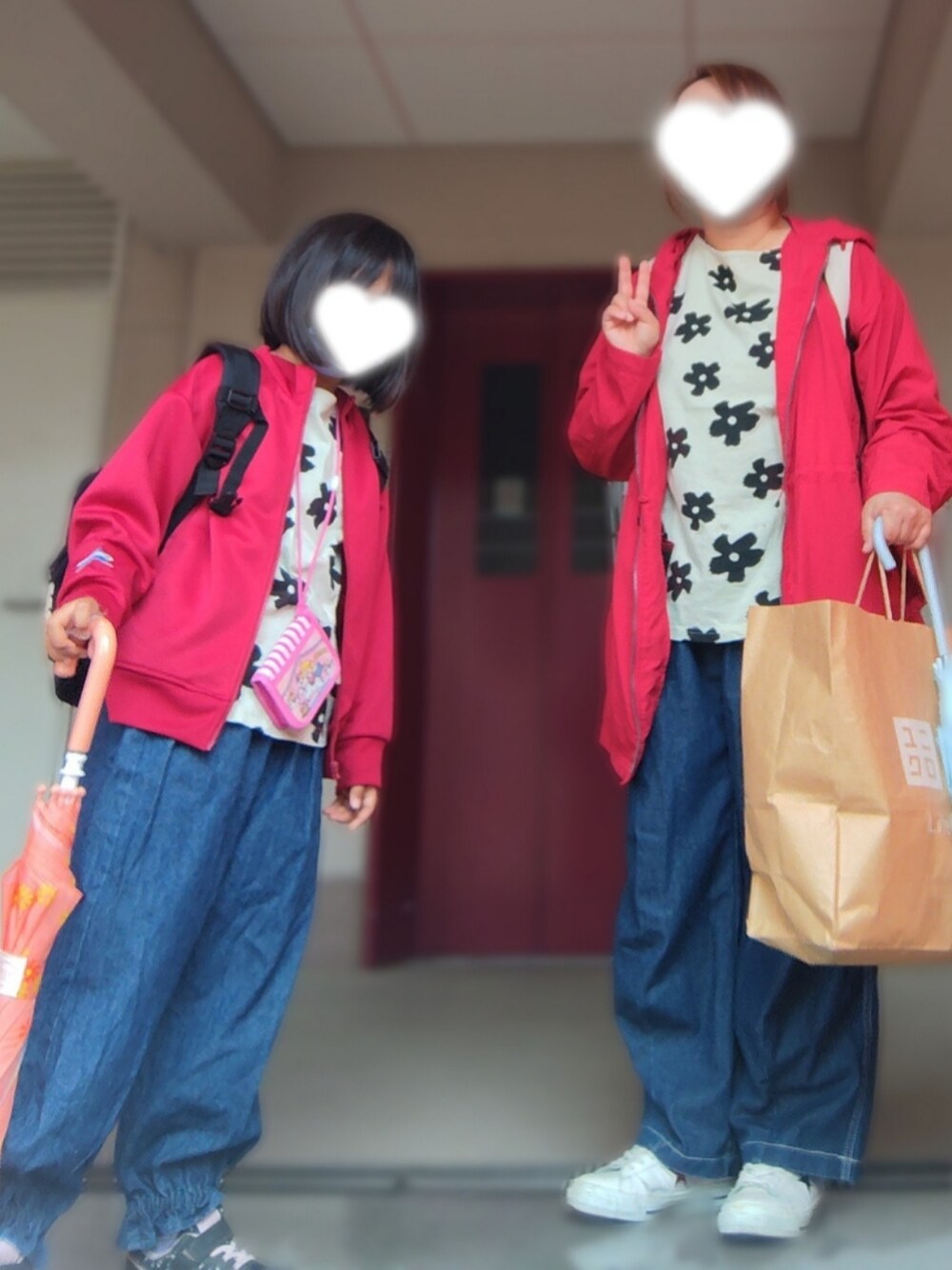 レッド系のマウンテンパーカー、グリーン系のTシャツ/カットソー、ブルー系のデニムパンツを着用したレディースの夏コーディネートの1枚目の写真
