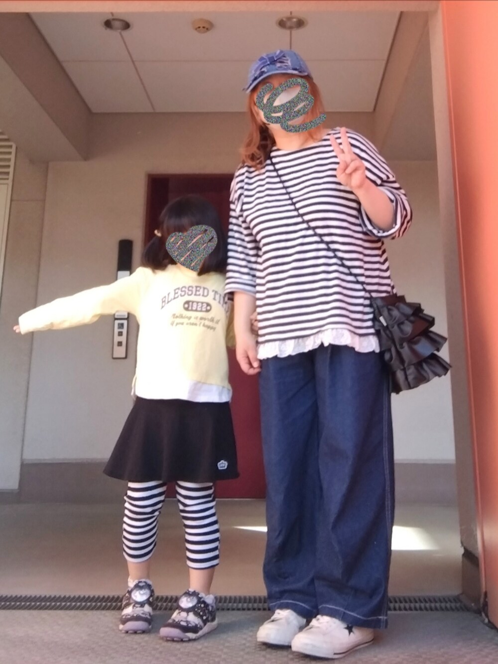 ブラック系のショルダーバッグ、ブルー系のデニムパンツ、ホワイト系のスニーカーを着用したレディースの春コーディネートの1枚目の写真