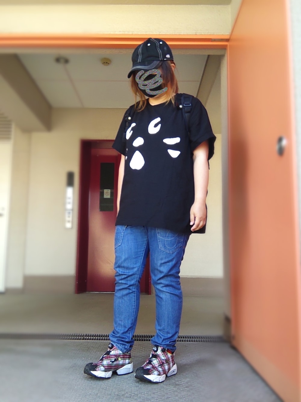 ブラック系のTシャツ/カットソー、ブルー系のデニムパンツ、その他のスニーカーを着用したレディースの春コーディネートの1枚目の写真