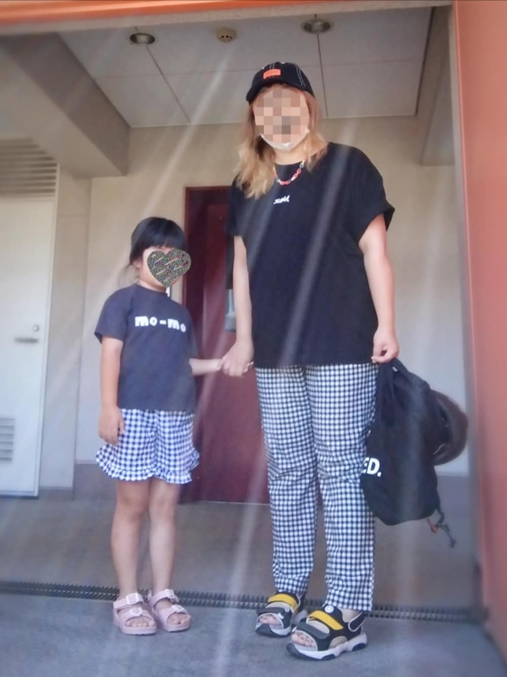 グリーン系のTシャツ/カットソー、ホワイト系のパンツ、ブラック系のトートバッグを着用したレディースの夏コーディネートの1枚目の写真