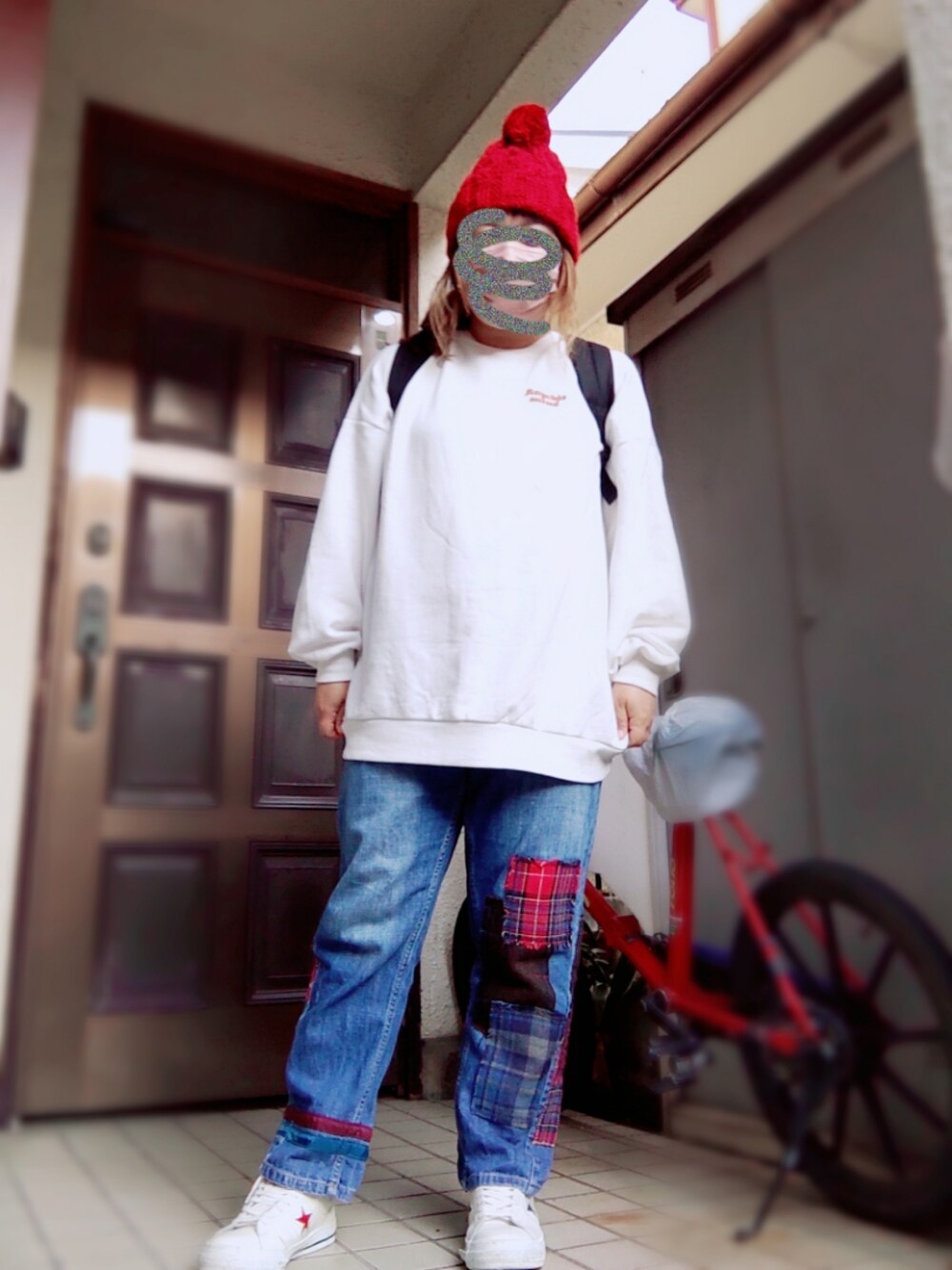 ホワイト系のTシャツ/カットソー、ブルー系のデニムパンツ、ホワイト系のスニーカーを着用したレディースの冬コーディネートの1枚目の写真