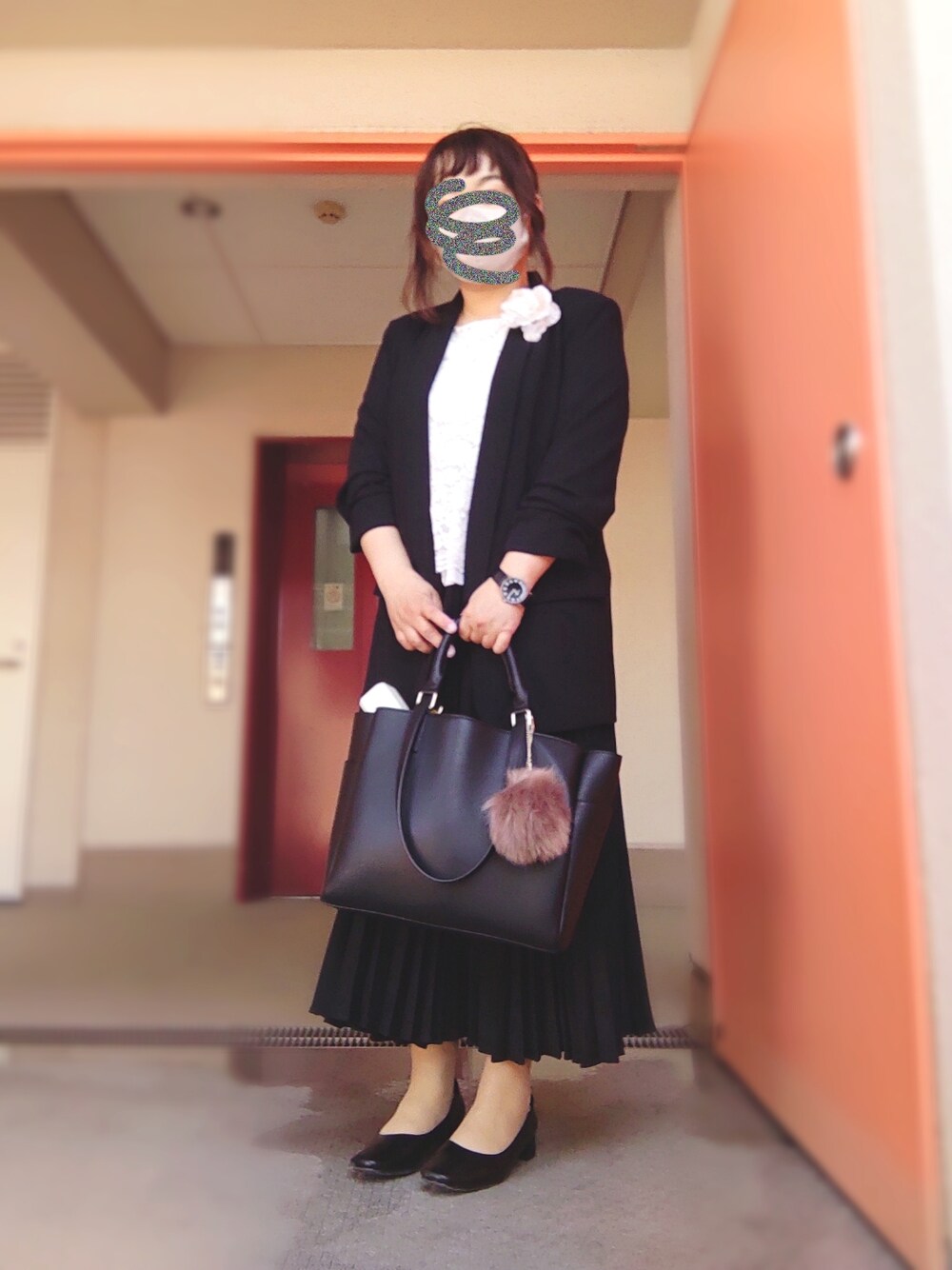 ブラック系のスーツジャケット、ブラック系のスーツスカート、ホワイト系のシャツ/ブラウスを着用したレディースの春コーディネートの2枚目の写真