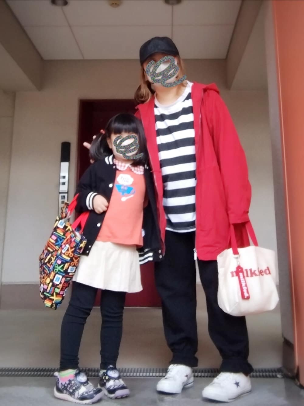 レッド系のマウンテンパーカー、その他のTシャツ/カットソー、ブラック系のスウェットパンツを着用したレディースの春コーディネートの1枚目の写真