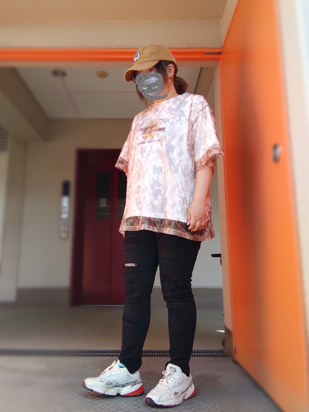 その他のTシャツ/カットソー、ブラック系のデニムパンツ、ホワイト系のスニーカーを着用したレディースの春コーディネートの1枚目の写真