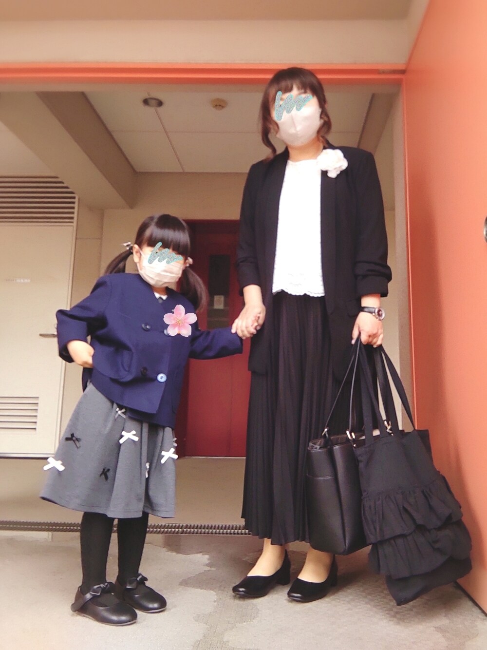 ブラック系のスーツジャケット、ブラック系のスーツスカート、ホワイト系のシャツ/ブラウスを着用したレディースの春コーディネートの1枚目の写真