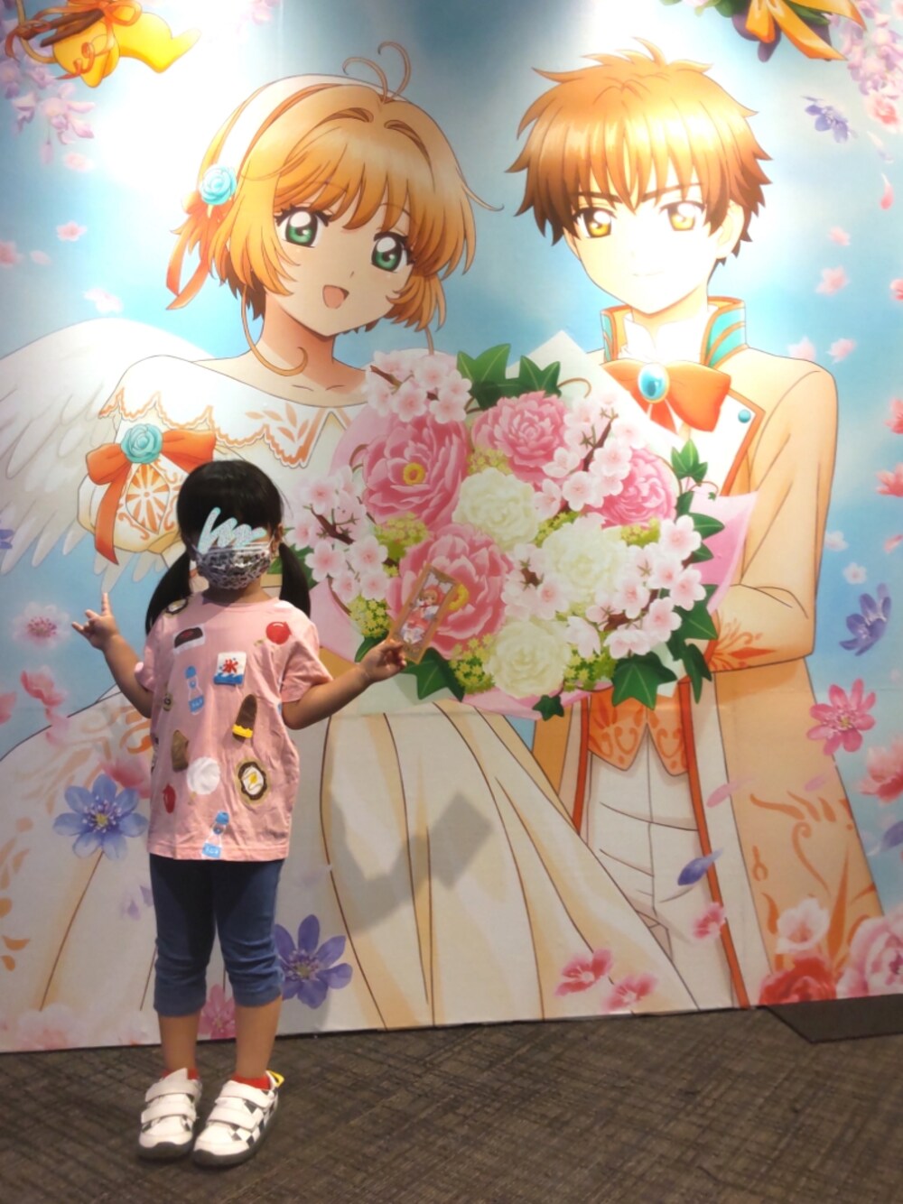 ピンク系のTシャツ/カットソー、ホワイト系のスニーカー、ブルー系のその他ベビー用品を着用したキッズの夏コーディネートの1枚目の写真