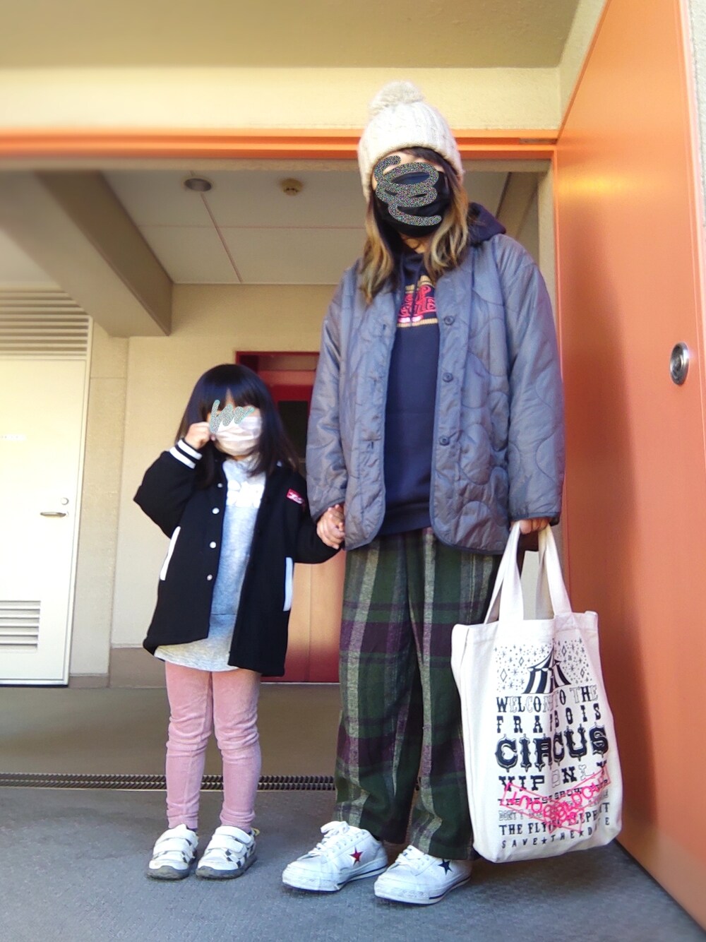 グレー系のミリタリージャケット、グレー系のパーカー、グリーン系のその他パンツを着用したレディースの冬コーディネートの1枚目の写真