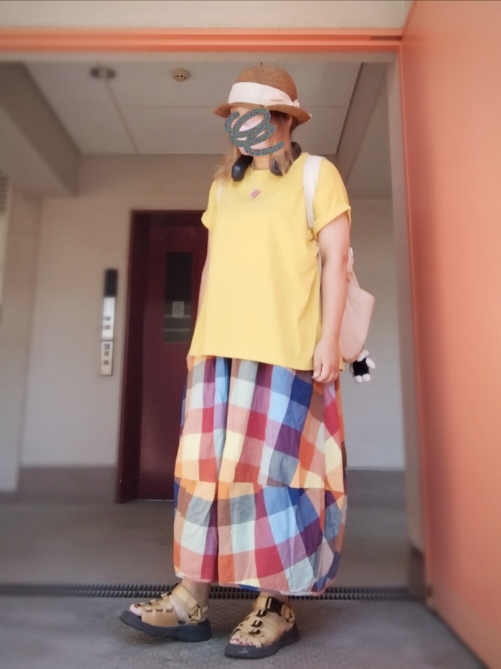 イエロー系のTシャツ/カットソー、ホワイト系のバックパック/リュック、その他のスカートを着用したレディースの夏コーディネートの1枚目の写真