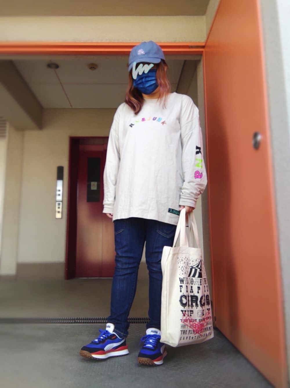 ベージュ系のTシャツ/カットソー、ブルー系のデニムパンツ、その他のショルダーバッグを着用したレディースの秋コーディネートの1枚目の写真