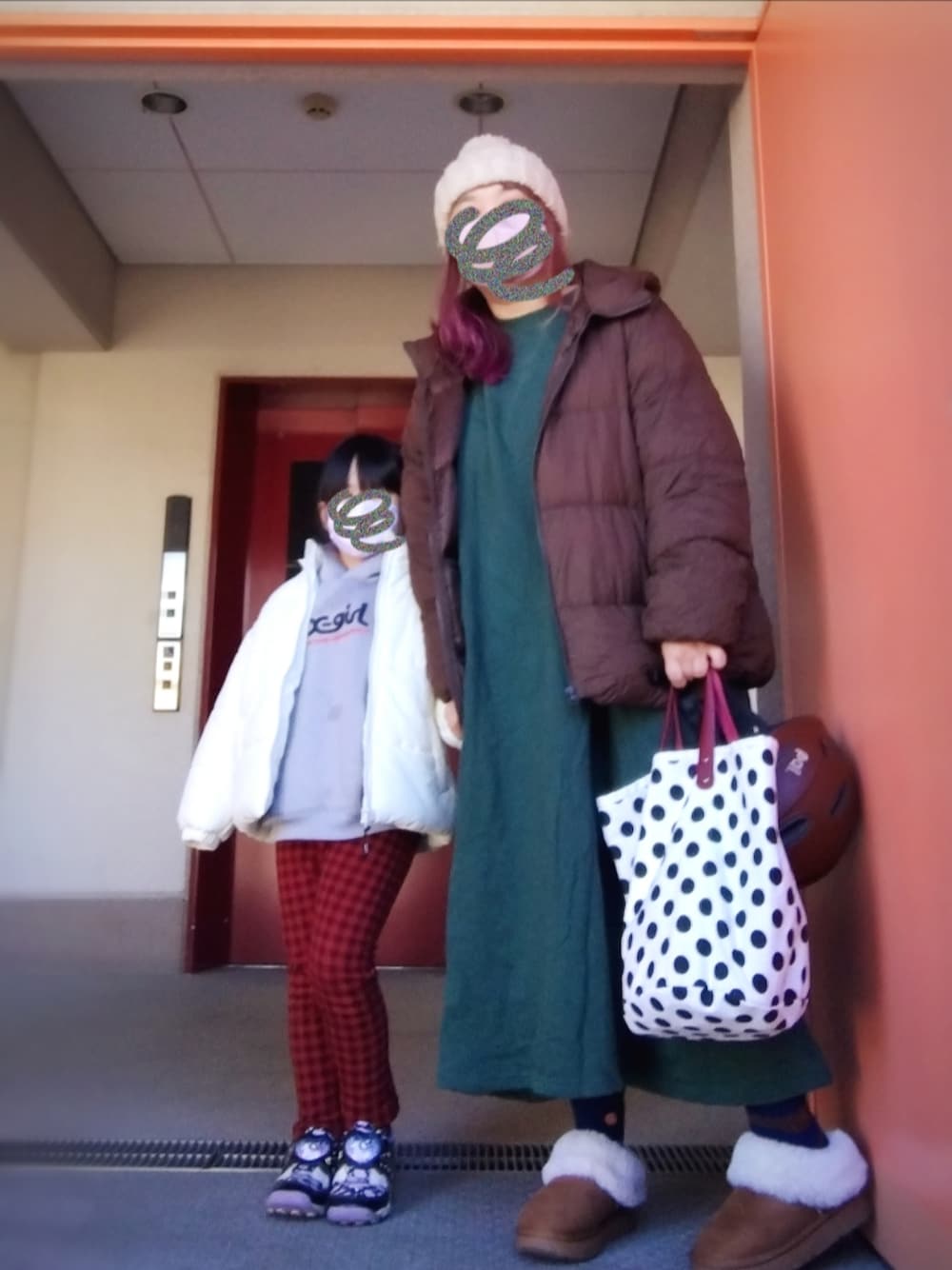 ブラウン系のダウンジャケット/コート、グリーン系のワンピース、ホワイト系のトートバッグを着用したレディースの冬コーディネートの1枚目の写真