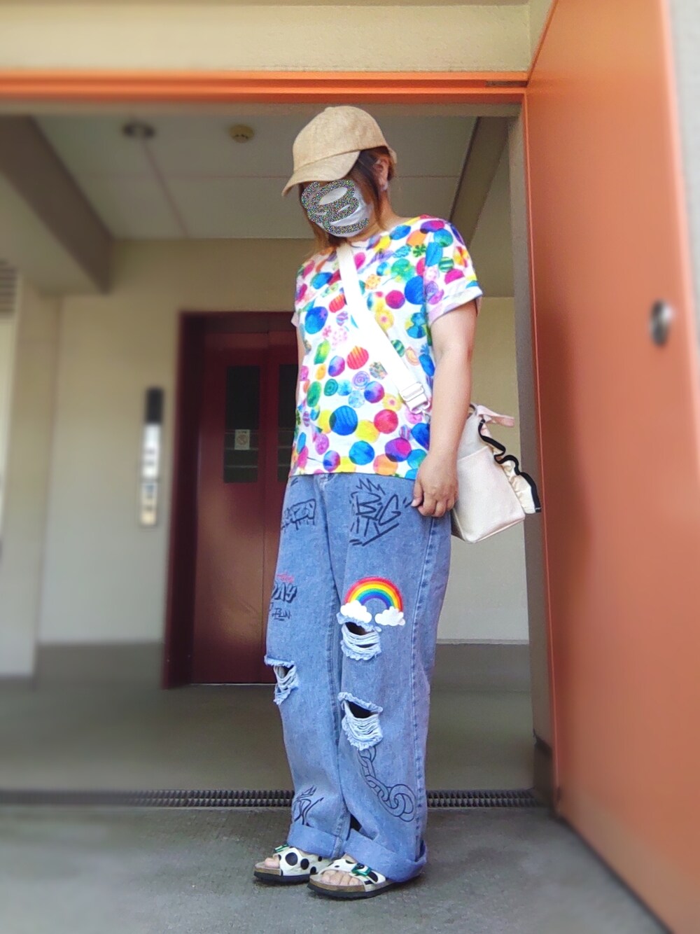 ホワイト系のTシャツ/カットソー、ホワイト系のショルダーバッグ、ブルー系のデニムパンツを着用したレディースの夏コーディネートの1枚目の写真