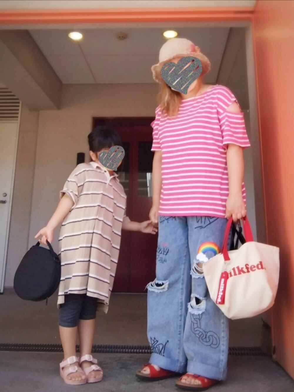ピンク系のTシャツ/カットソー、ブルー系のデニムパンツ、レッド系のトートバッグを着用したレディースの夏コーディネートの1枚目の写真