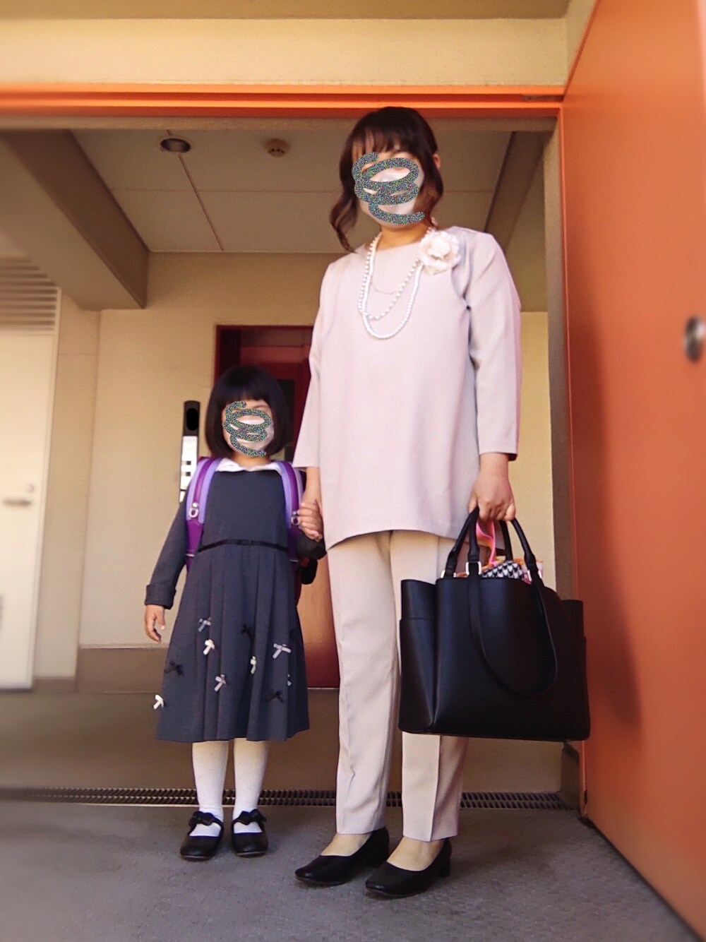 ベージュ系のチュニック、ベージュ系のその他パンツ、ブラック系のトートバッグを着用したレディースの春コーディネートの1枚目の写真