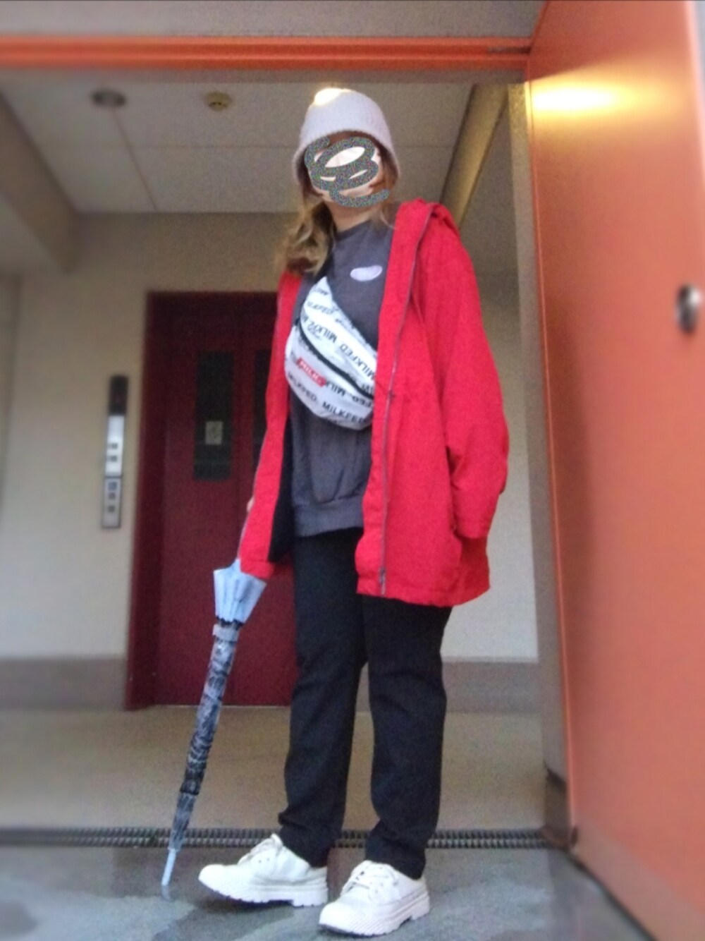 レッド系のマウンテンパーカー、ブラック系のTシャツ/カットソー、その他のショルダーバッグを着用したレディースの秋コーディネートの1枚目の写真