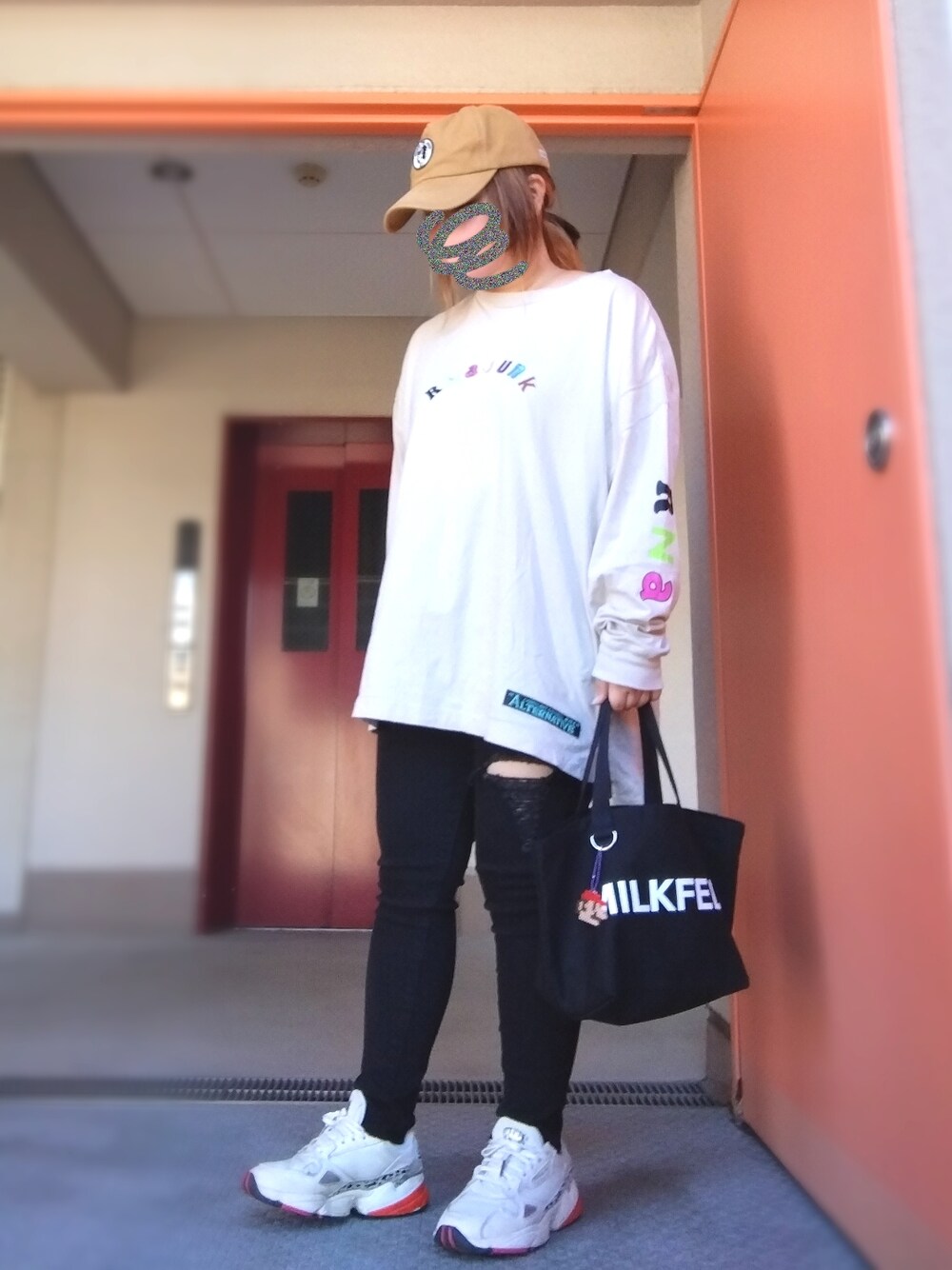 ベージュ系のTシャツ/カットソー、ブラック系のデニムパンツ、ブラック系のトートバッグを着用したレディースの秋コーディネートの1枚目の写真