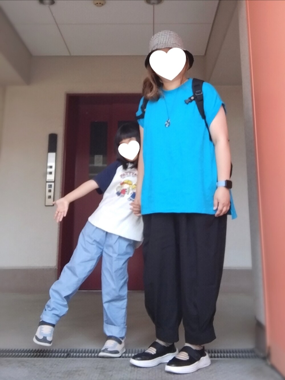 ブルー系のTシャツ/カットソー、ブラック系のその他パンツ、ブラック系のスニーカーを着用したレディースの春コーディネートの1枚目の写真