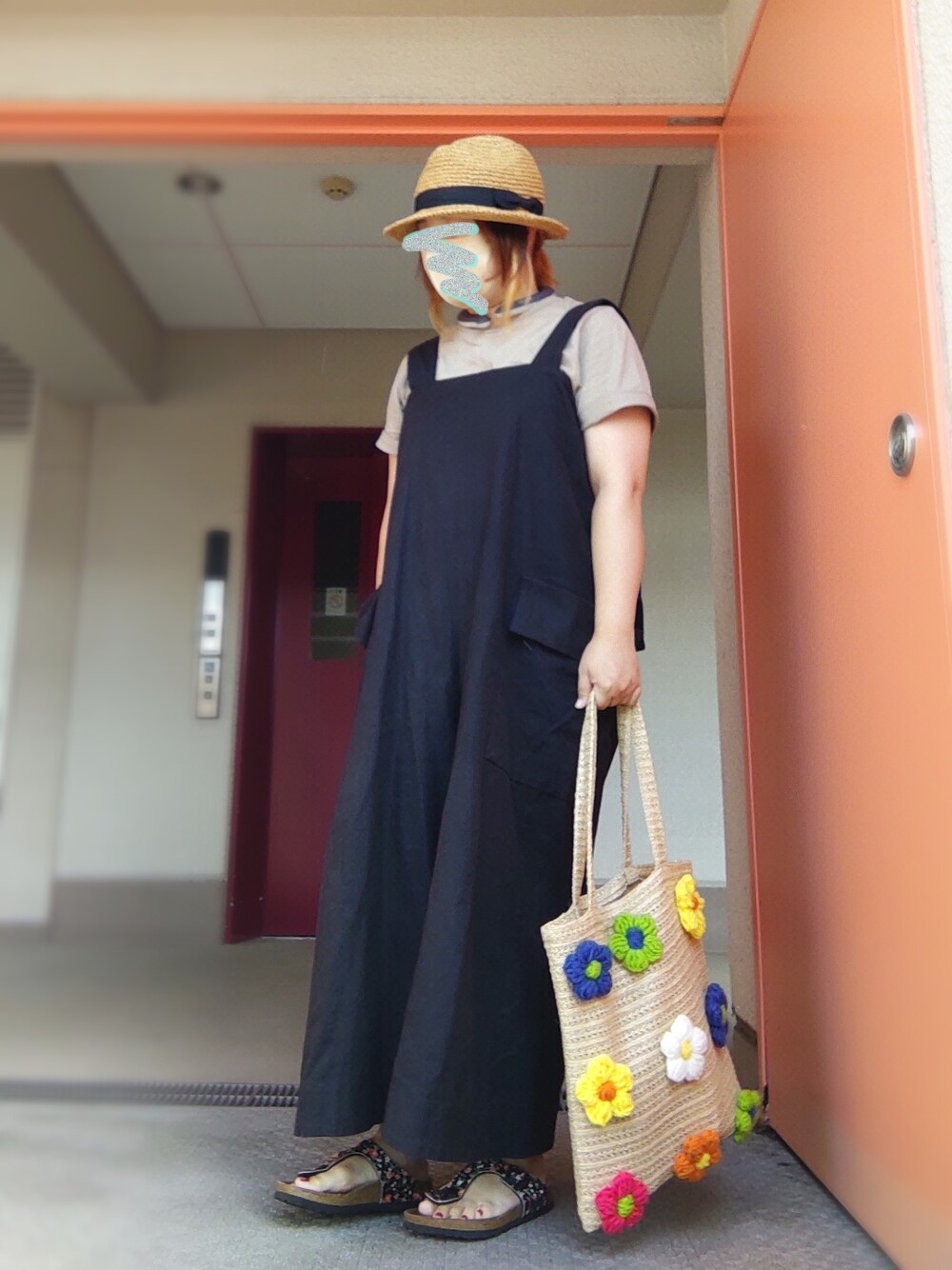 ベージュ系のTシャツ/カットソー、ブラック系のサロペット/オーバーオール、その他のトートバッグを着用したレディースの夏コーディネートの1枚目の写真
