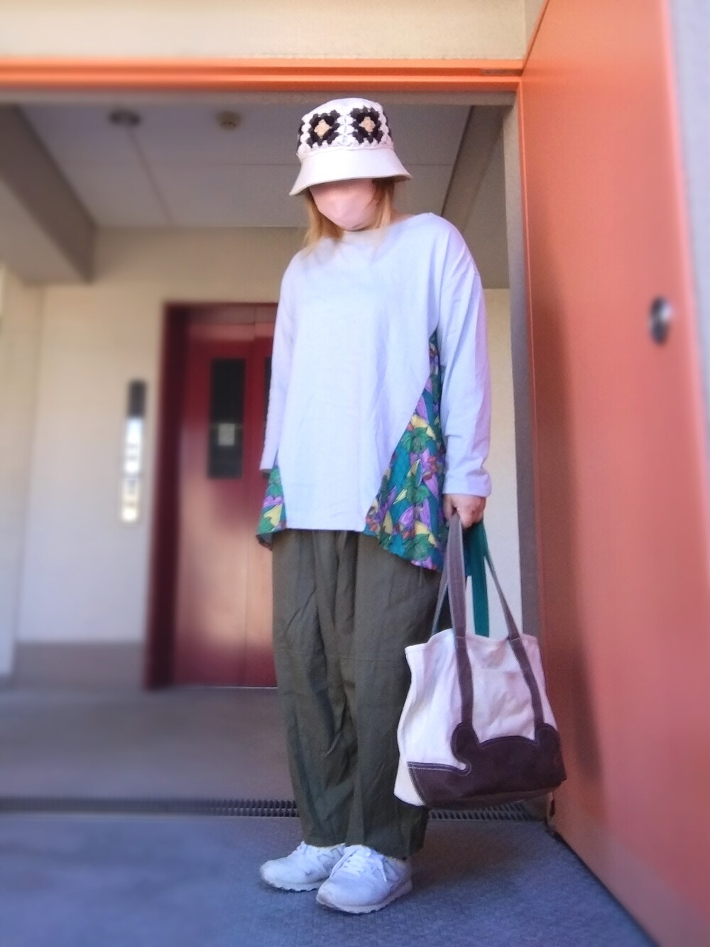グレー系のTシャツ/カットソー、グリーン系のその他パンツ、ブラウン系のトートバッグを着用したレディースの秋コーディネートの1枚目の写真
