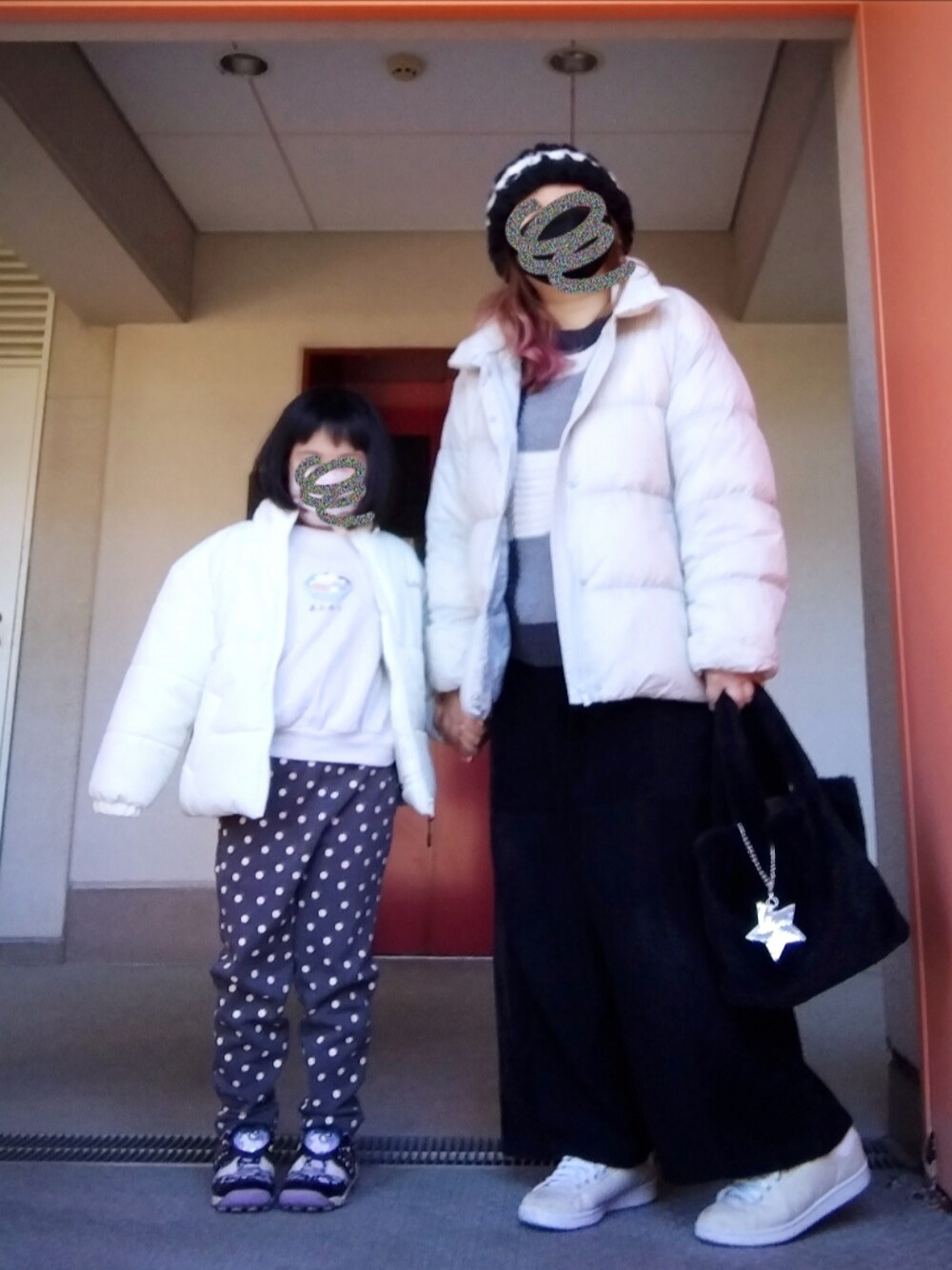 グレー系のダウンジャケット/コート、グレー系のカーディガン/ボレロ、ブラック系のその他パンツを着用したレディースの冬コーディネートの1枚目の写真