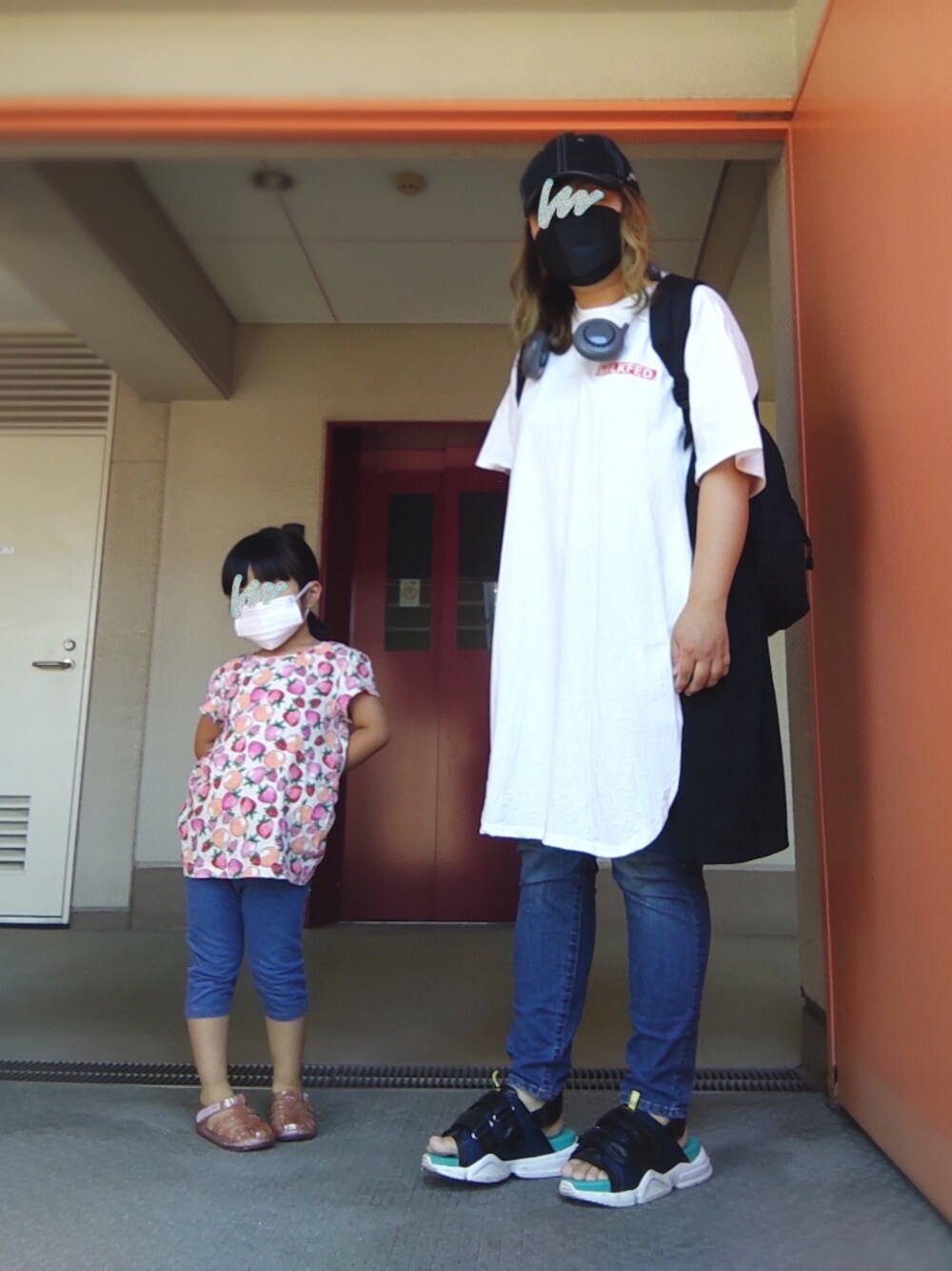 ブラック系のワンピース、ブラック系のバックパック/リュック、ブルー系のデニムパンツを着用したレディースの夏コーディネートの1枚目の写真