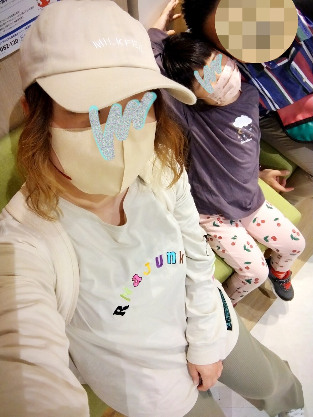 ベージュ系のTシャツ/カットソー、グリーン系のその他パンツ、グレー系のTシャツ/カットソーを着用したレディースの春コーディネートの1枚目の写真