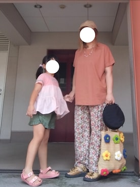 「花柄パンツ」｜「アイテム（サンダル）」を使った、ぴよりあさん（レディース・155cm）の夏コーディネート