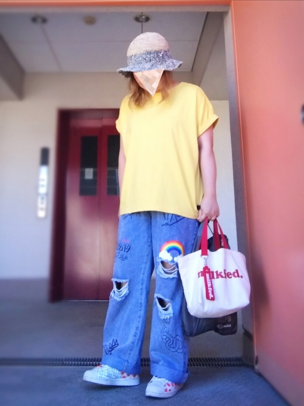 イエロー系のTシャツ/カットソー、ブルー系のデニムパンツ、レッド系のトートバッグを着用したレディースの秋コーディネートの1枚目の写真