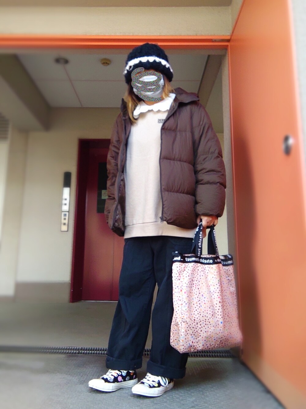 ベージュ系のTシャツ/カットソー、ブラック系のその他パンツ、その他のスニーカーを着用したレディースの冬コーディネートの2枚目の写真