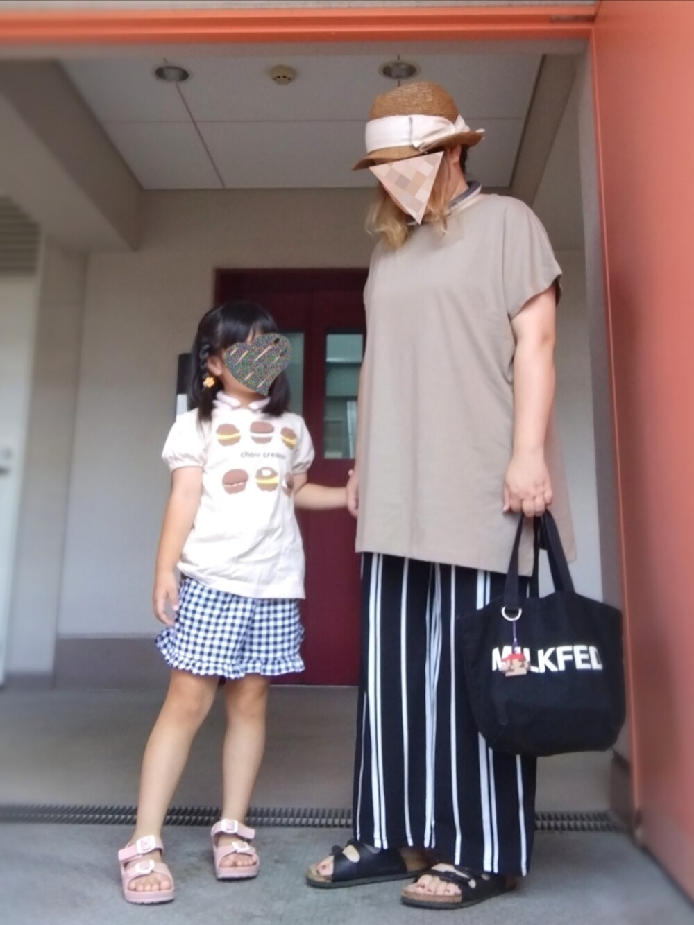 グリーン系のTシャツ/カットソー、ブラック系のその他パンツ、ブラック系のトートバッグを着用したレディースの夏コーディネートの1枚目の写真