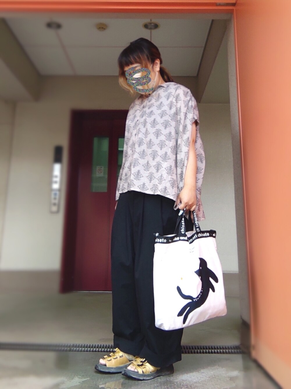 ベージュ系のシャツ/ブラウス、ブラック系のチノパンツ、その他のトートバッグを着用したレディースの夏コーディネートの1枚目の写真