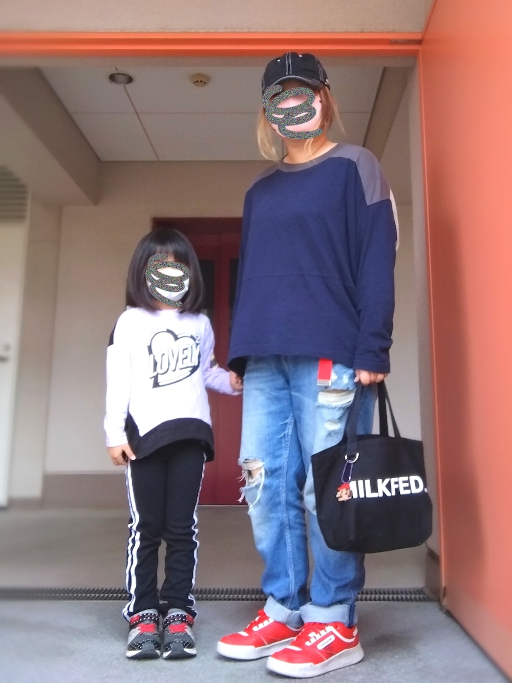 ブルー系のTシャツ/カットソー、ブルー系のデニムパンツ、ブラック系のトートバッグを着用したレディースの秋コーディネートの1枚目の写真