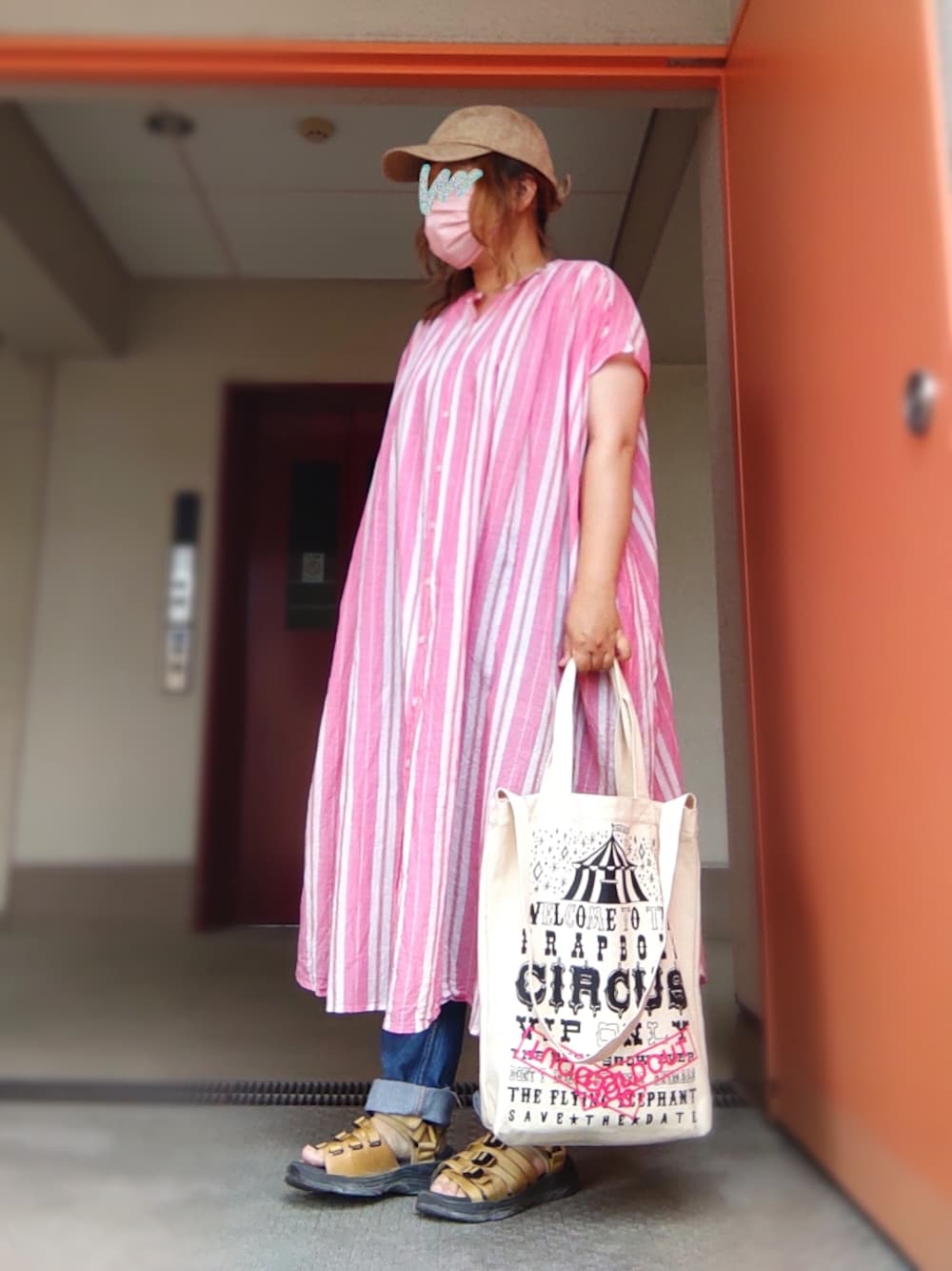 レッド系のワンピース、その他のショルダーバッグ、ブルー系のデニムパンツを着用したレディースの夏コーディネートの1枚目の写真