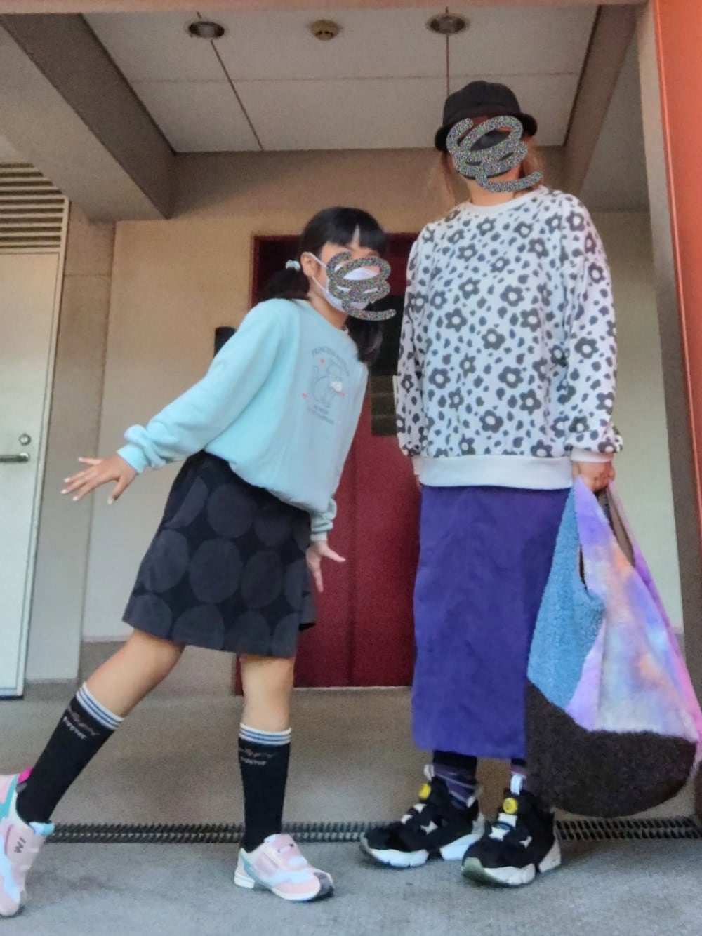 ホワイト系のスウェット、パープル系のスカート、パープル系のトートバッグを着用したレディースの冬コーディネートの1枚目の写真