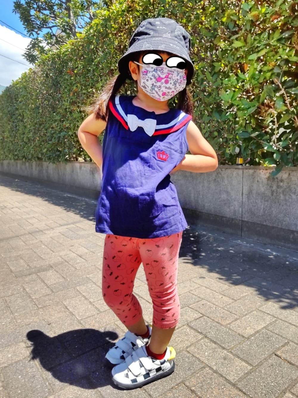 ブルー系のタンクトップ、ホワイト系のスニーカー、レッド系のその他ベビー用品を着用したキッズの夏コーディネートの1枚目の写真