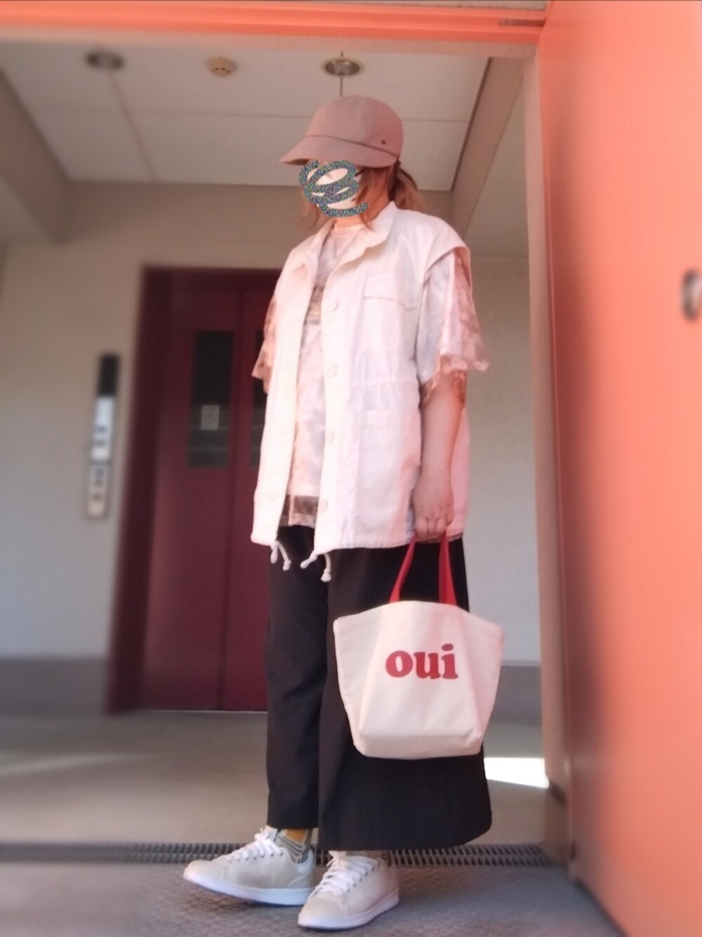 ホワイト系のベスト、その他のTシャツ/カットソー、ブラック系のその他パンツを着用したレディースの春コーディネートの1枚目の写真