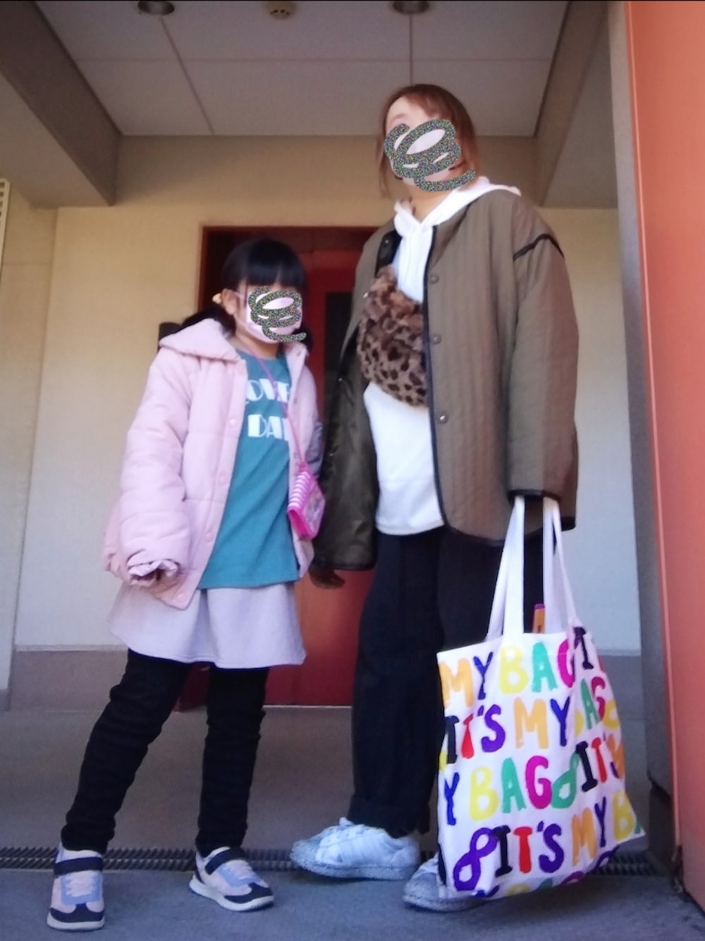 グリーン系のブルゾン、ホワイト系のパーカー、ブラウン系のボディバッグ/ウエストポーチを着用したレディースの冬コーディネートの1枚目の写真