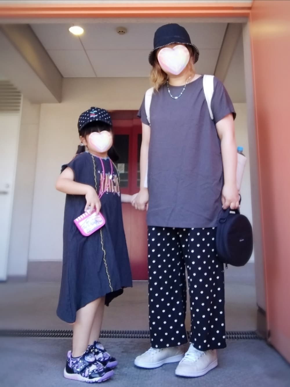 グレー系のTシャツ/カットソー、ブラック系のその他パンツ、ベージュ系のスニーカーを着用したレディースの夏コーディネートの1枚目の写真