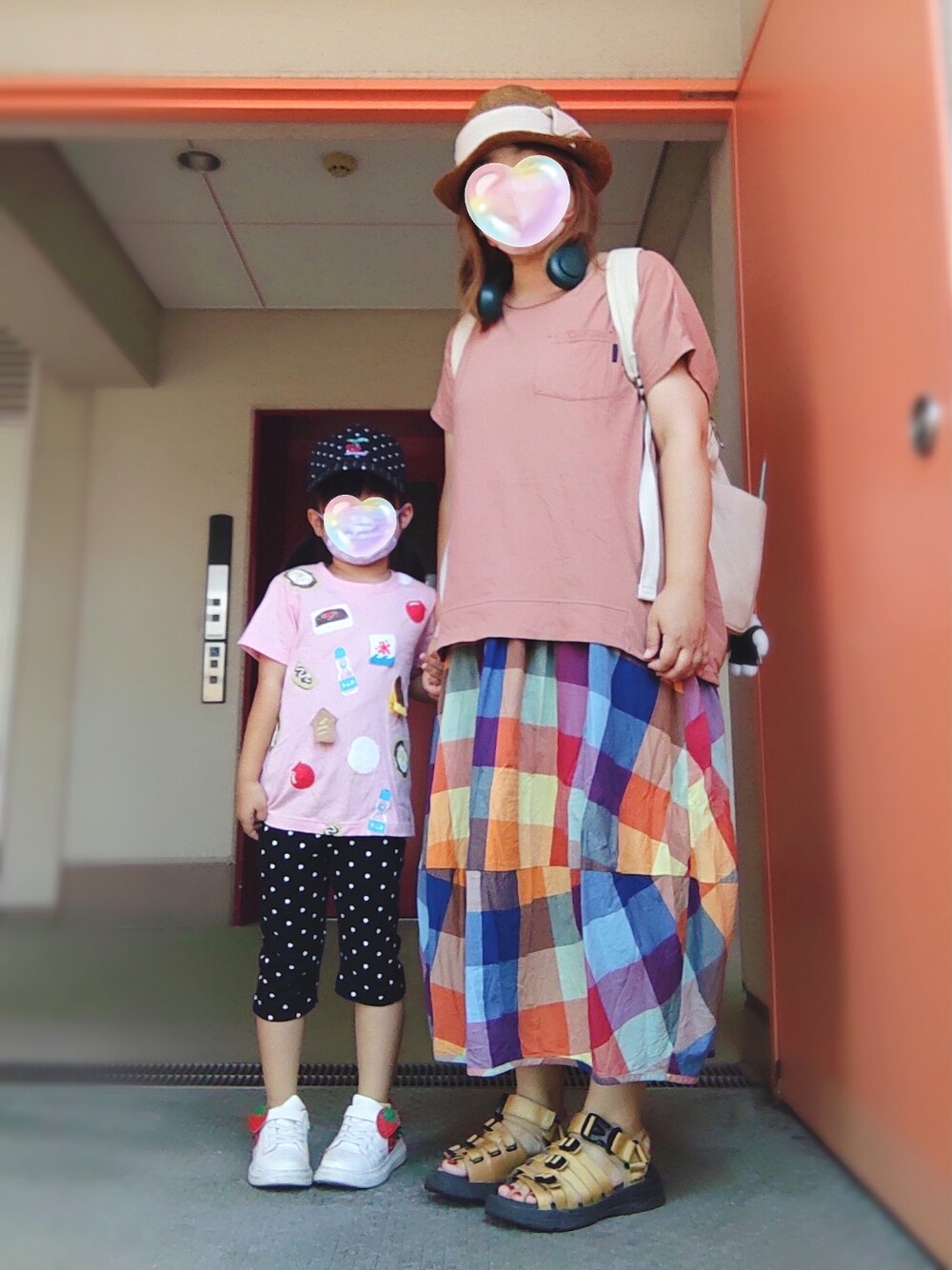 ピンク系のTシャツ/カットソー、ホワイト系のバックパック/リュック、その他のスカートを着用したレディースの夏コーディネートの1枚目の写真