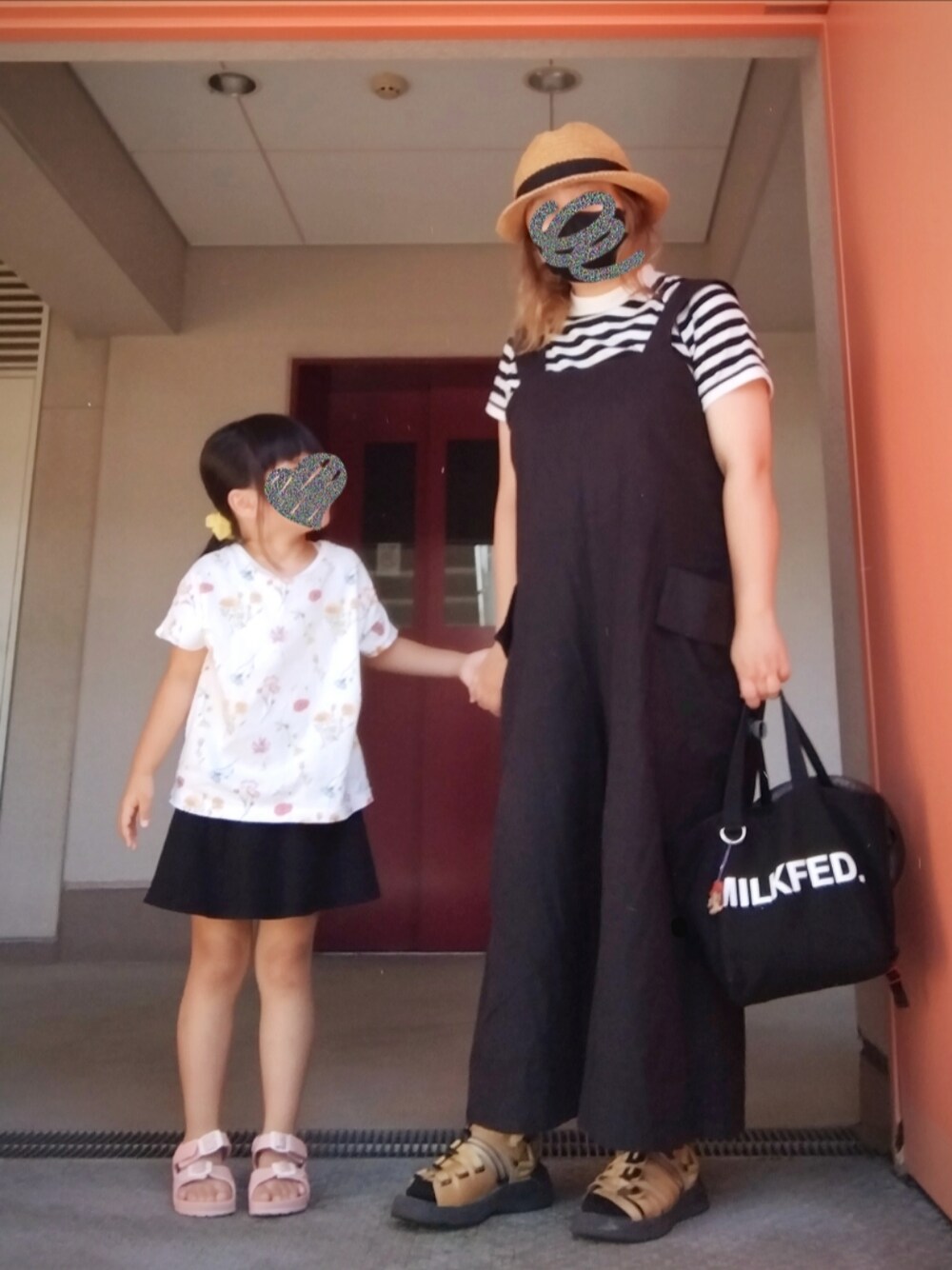 ホワイト系のTシャツ/カットソー、ブラック系のサロペット/オーバーオール、ブラック系のトートバッグを着用したレディースの夏コーディネートの1枚目の写真