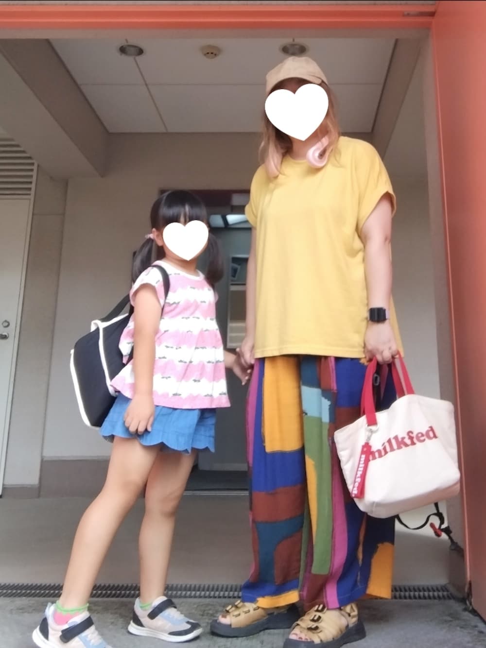 イエロー系のTシャツ/カットソー、レッド系のトートバッグ、その他のその他パンツを着用したレディースの夏コーディネートの1枚目の写真