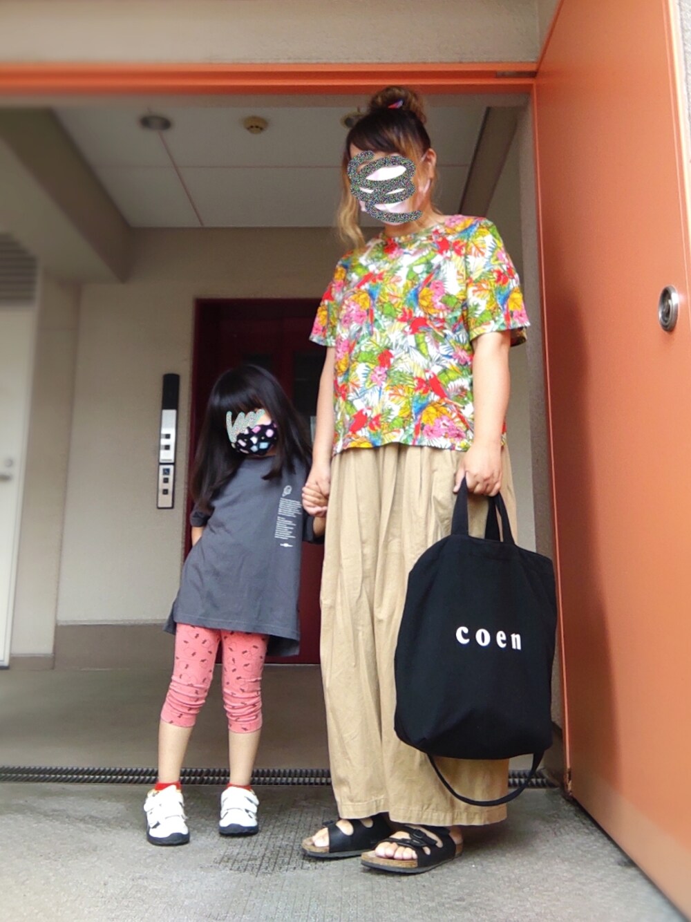 その他のTシャツ/カットソー、ベージュ系のその他パンツ、ブラック系のトートバッグを着用したレディースの夏コーディネートの1枚目の写真