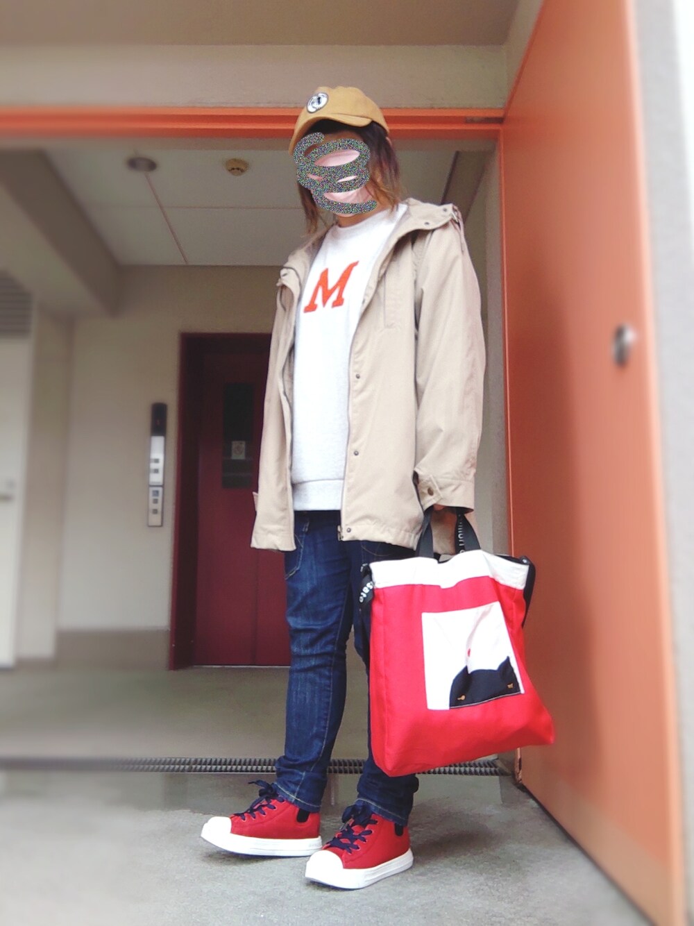 ベージュ系のスウェット、ベージュ系のブルゾン、ブルー系のデニムパンツを着用したレディースの春コーディネートの1枚目の写真