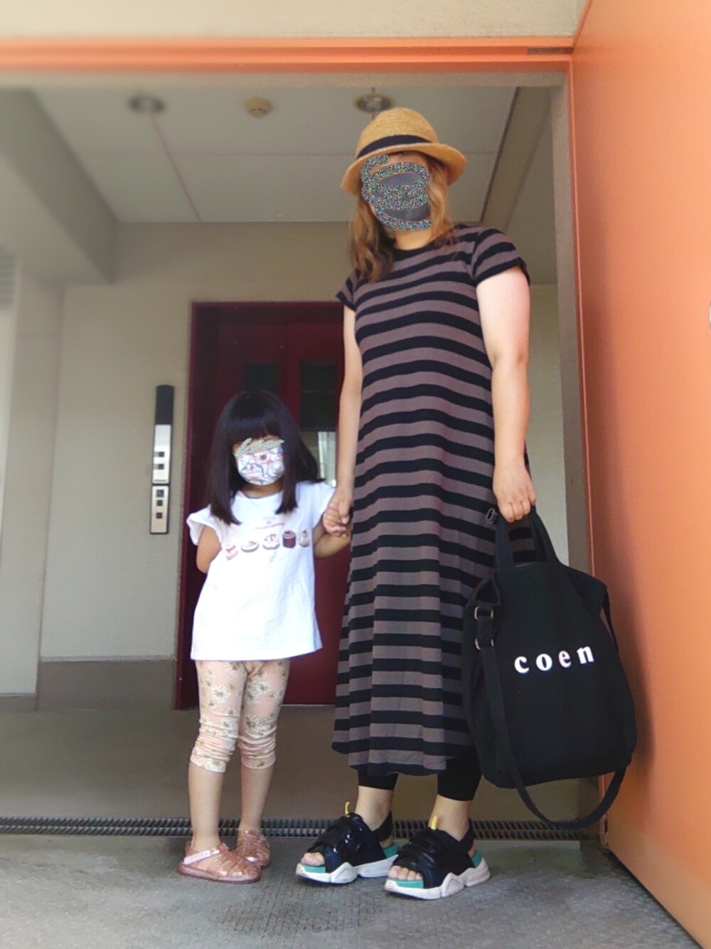 ブラック系のワンピース、ブラック系のトートバッグ、ブラック系のサンダルを着用したレディースの夏コーディネートの1枚目の写真