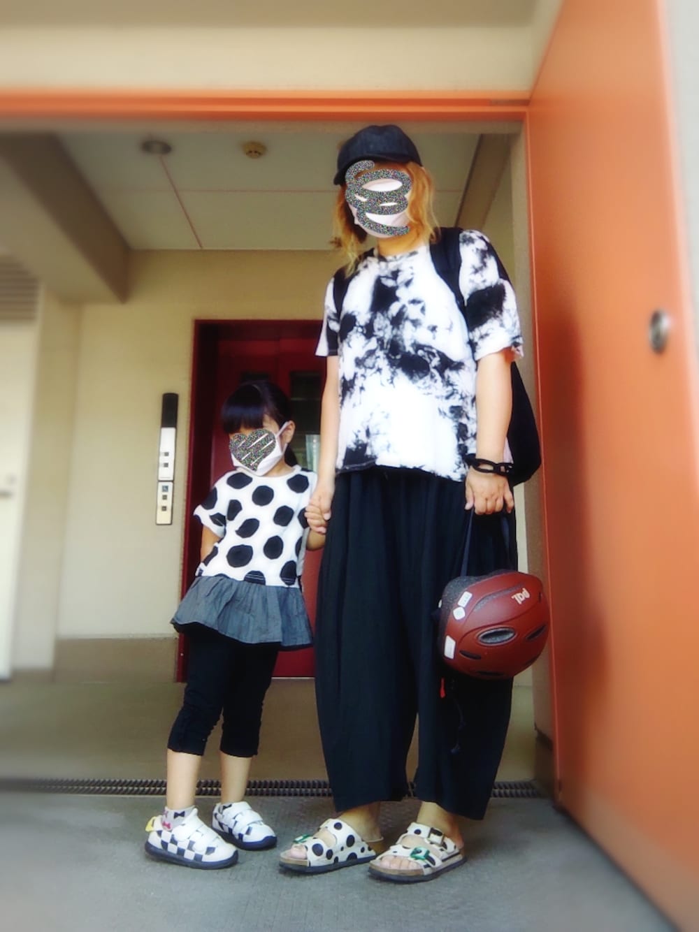 ホワイト系のTシャツ/カットソー、ブラック系のその他パンツ、ホワイト系のサンダルを着用したレディースの夏コーディネートの1枚目の写真