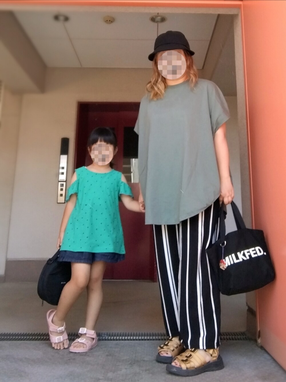 グリーン系のTシャツ/カットソー、ブラック系のその他パンツ、ブラック系のトートバッグを着用したレディースの夏コーディネートの1枚目の写真
