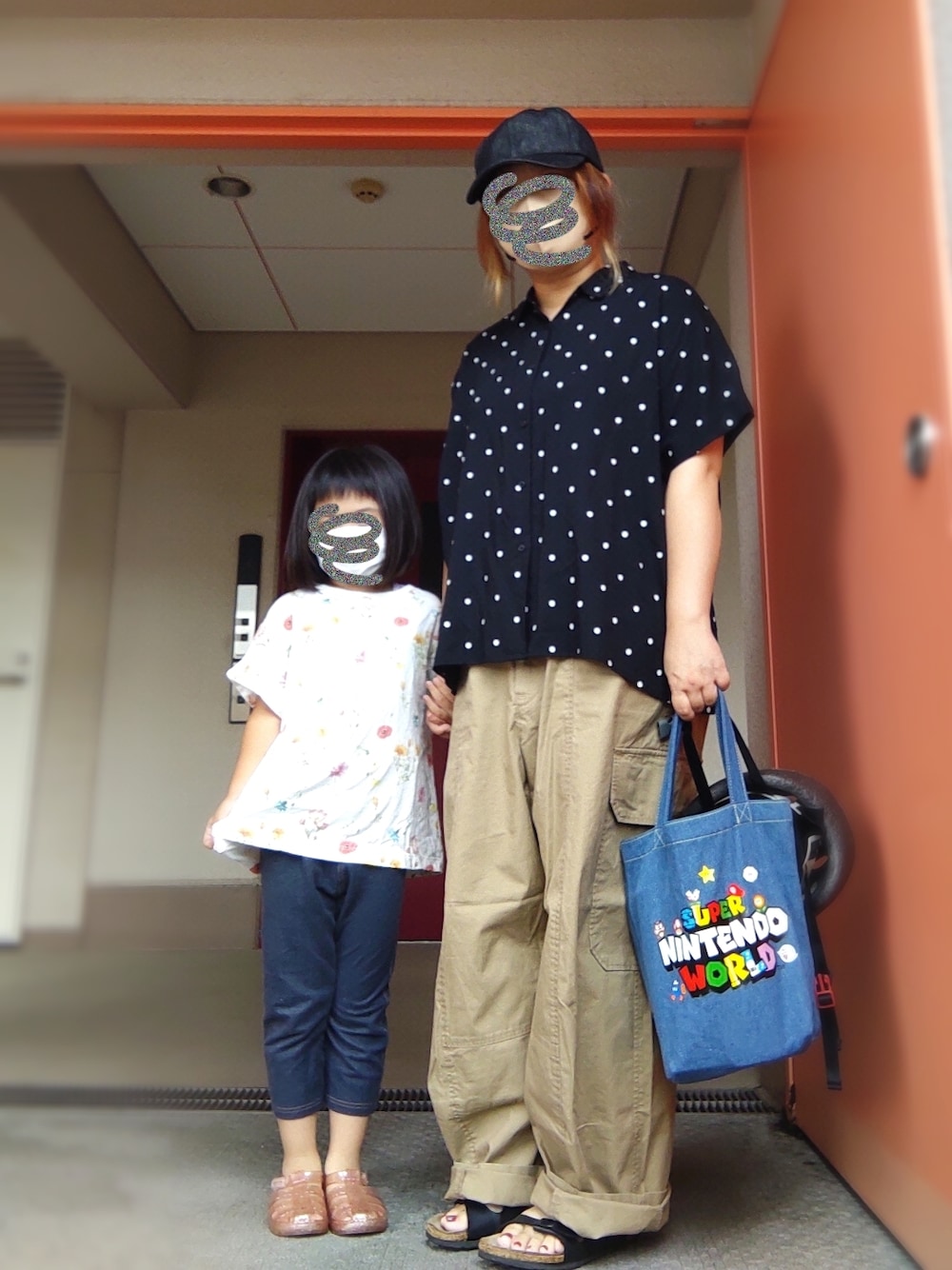 ブラック系のシャツ/ブラウス、ベージュ系のカーゴパンツ、ブルー系のトートバッグを着用したレディースの夏コーディネートの1枚目の写真